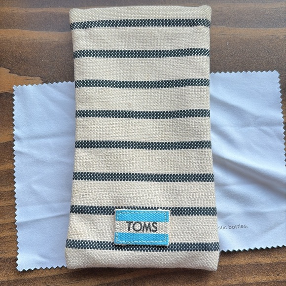 Toms Sawyer Gold Frame Sunglasses, case and cloth. - Picture 6 of 8